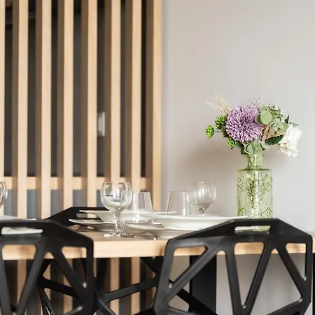 Apartment Comfortable With Parking & Garden By Renters Poznan